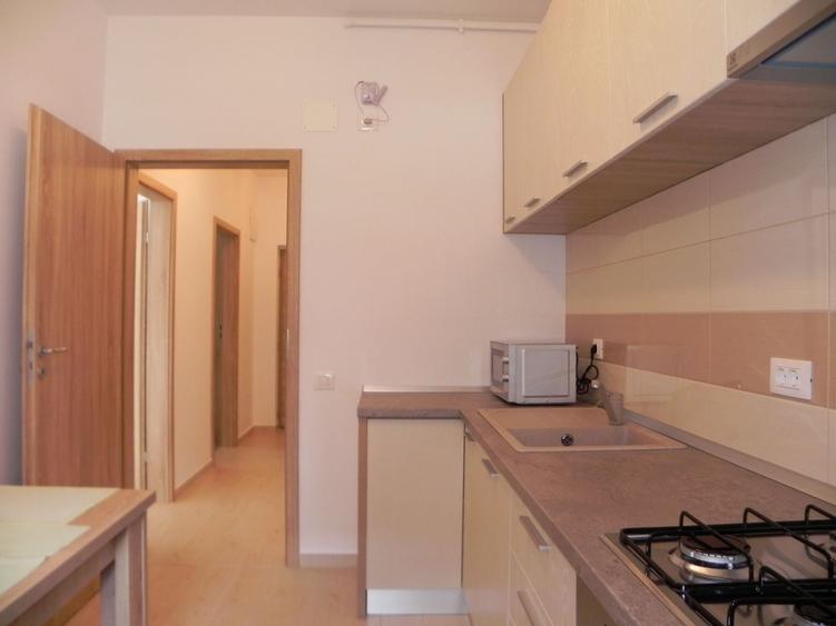Apartament cu 2 camere decomandat, mobilat în Tractorul