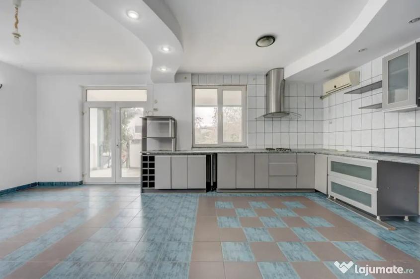 Casă cu 7 camere cu Teren 300 Mp în Uverturii