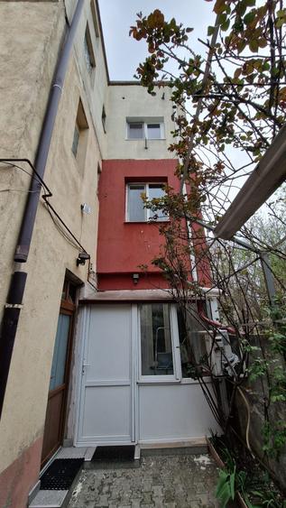 Apartament cu 3 camere semidecomandat în Domenii