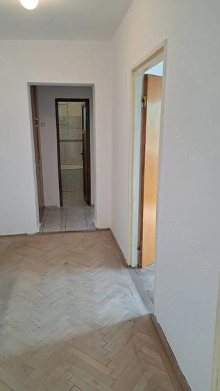 Apartament cu 3 camere semidecomandat în Nord