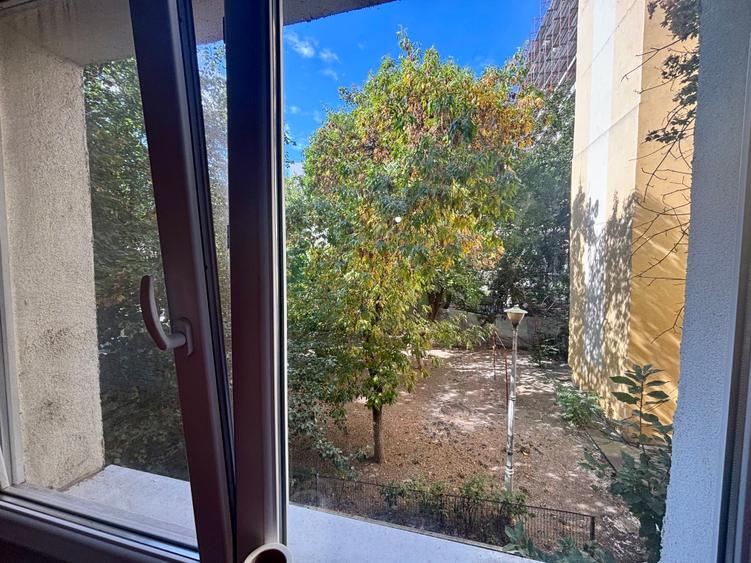 Apartament cu 4 camere decomandat în Iancului