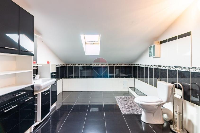 Casă individuală cu 6 camere cu Teren 2200 Mp în Crevedia Mare