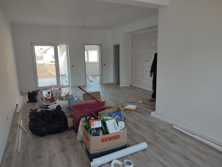 Duplex cu 4 camere cu Canalizare în Exterior Vest