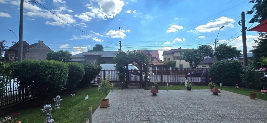 Casă individuală cu 7 camere cu Canalizare în Central