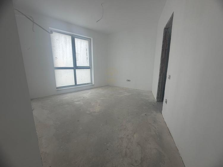 Apartament cu 3 camere semidecomandat, mobilat în Eminescu