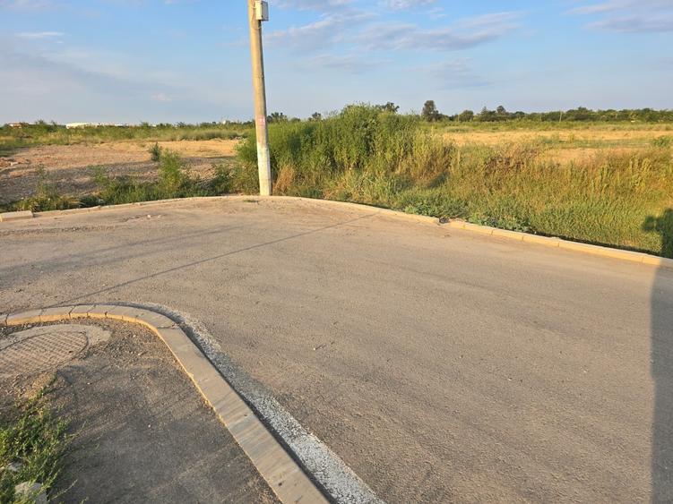 Teren Construcții intravilan de 400 mp, în Est