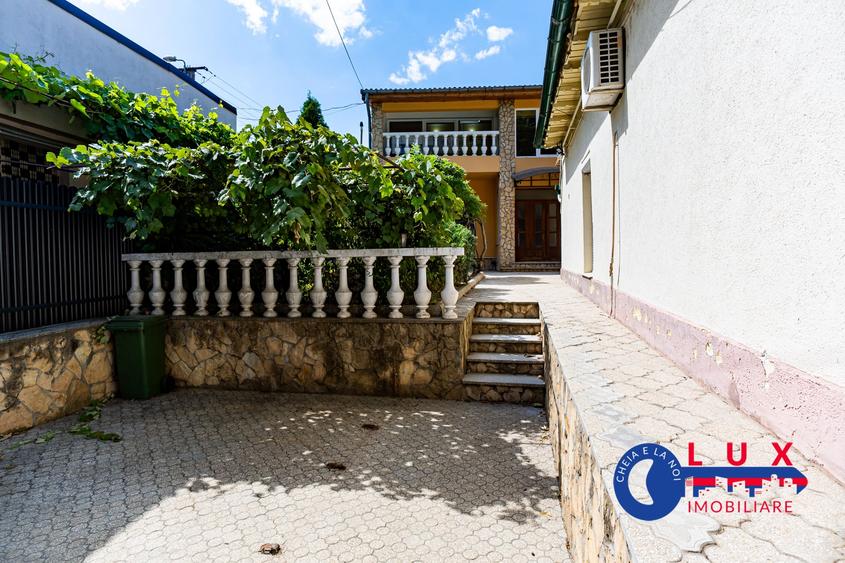 Casă individuală cu 8 camere cu Canalizare în Ultracentral