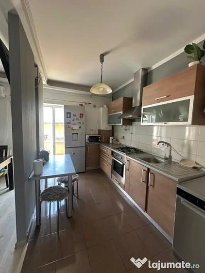 Apartament cu 4 camere semidecomandat în Florești