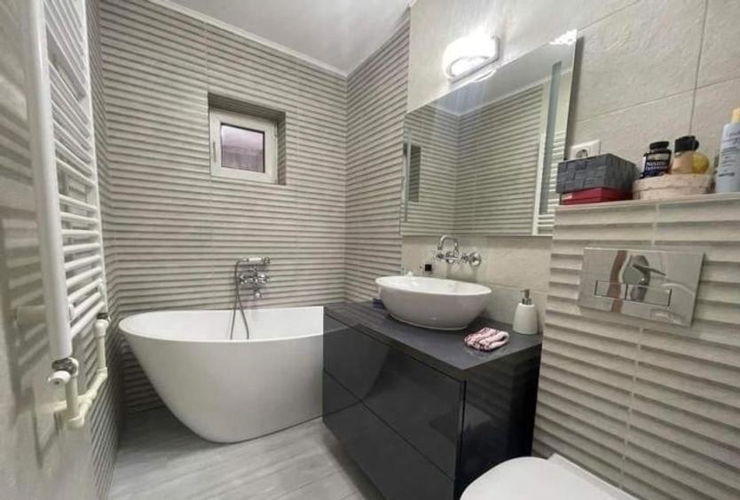 Apartament cu 3 camere decomandat, mobilat în Casa de Cultură
