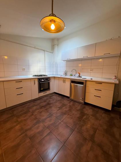 Apartament cu 3 camere semidecomandat în Central