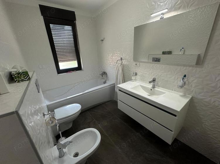 Casă cu 5 camere cu Teren 330 Mp în Girocului