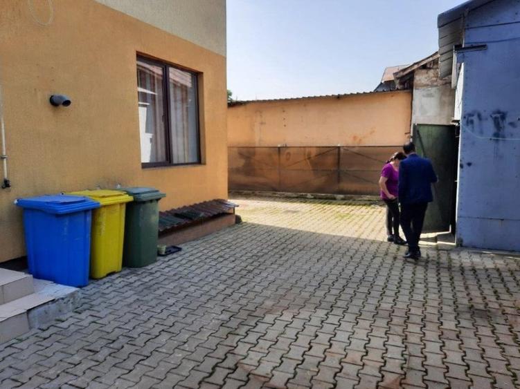 Casă individuală cu 6 camere cu Canalizare în Central