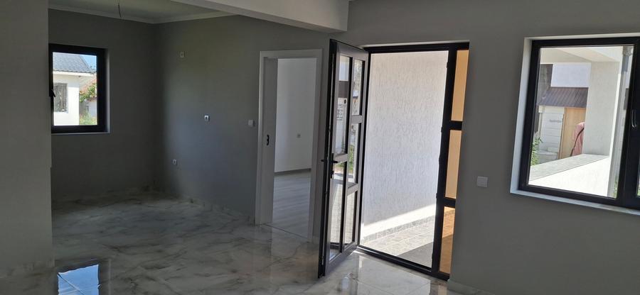 Casă individuală cu 4 camere cu Teren 270 Mp în Est