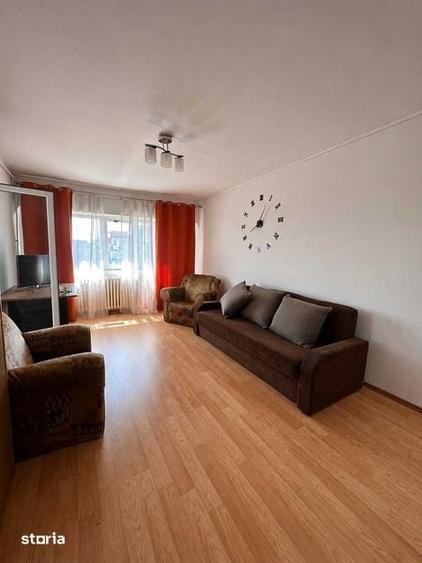 Apartament cu 4 camere decomandat în Tei