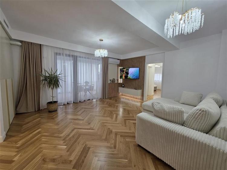 Apartament cu 4 camere decomandat, mobilat în Central