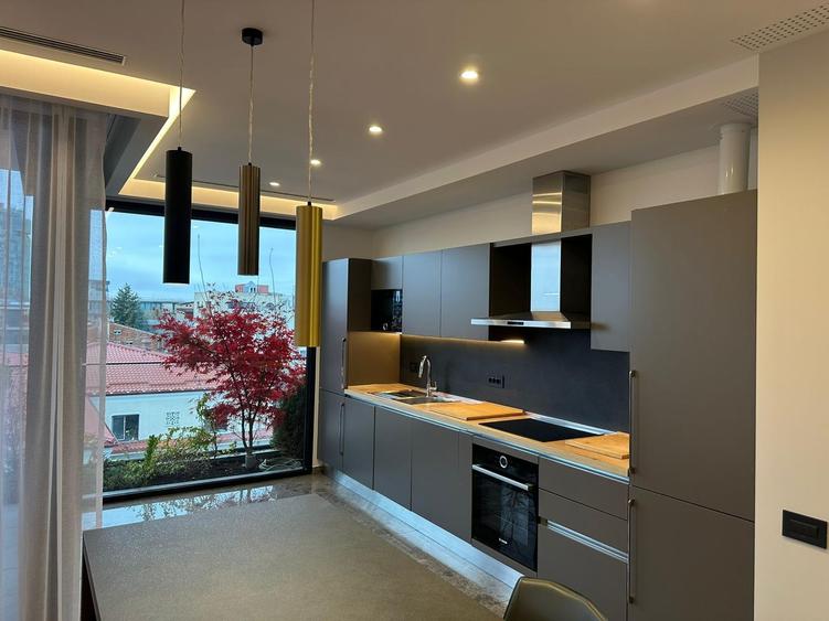Apartament cu 4 camere decomandat, mobilat în Primăverii