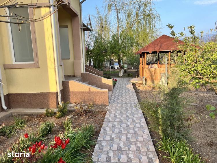 Casă cu 4 camere cu Teren 2000 Mp în Crângu