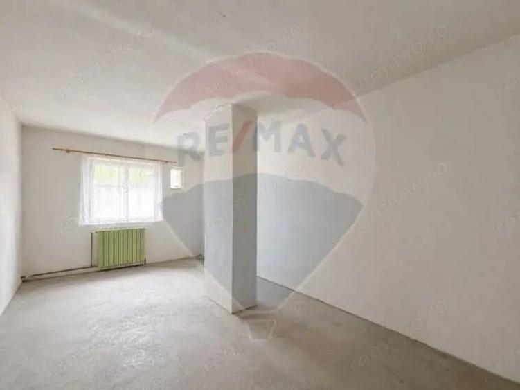 Apartament cu 4 camere decomandat în Noua