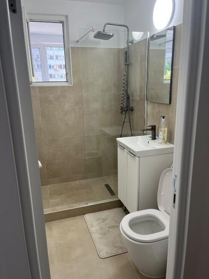 Apartament cu 3 camere semidecomandat, mobilat în Baba Novac