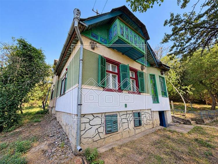 Casă individuală cu 7 camere cu Canalizare în Nou Săsesc