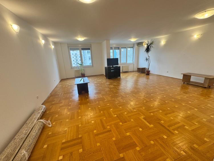 Apartament cu 3 camere în Calea Plevnei