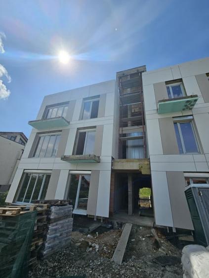 Apartament cu 3 camere decomandat în Europa