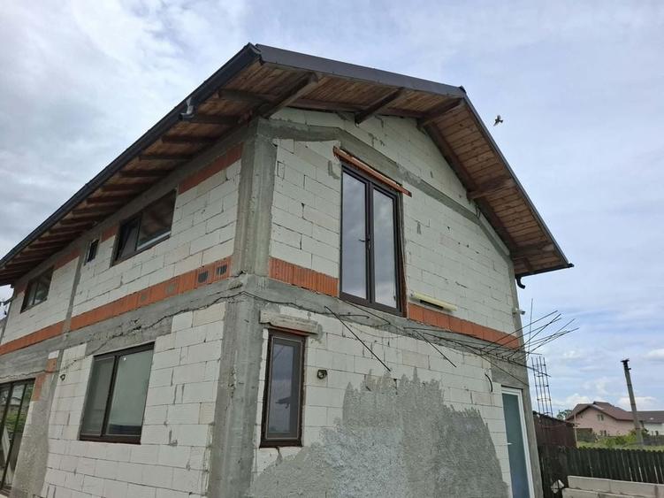 Casă cu 4 camere în Bradu