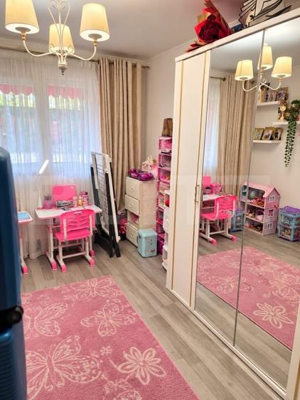 Apartament cu 3 camere decomandat, mobilat în Micro 4