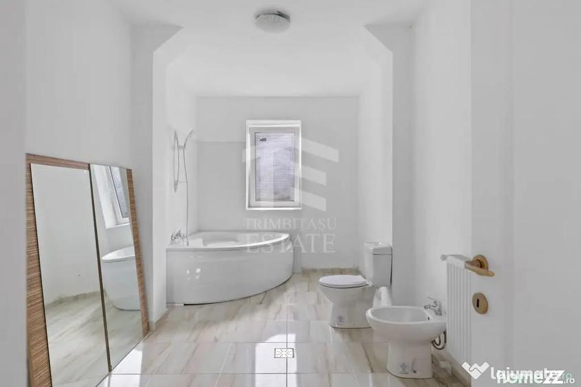 Casă cu 7 camere cu Teren 1446 Mp în Macea