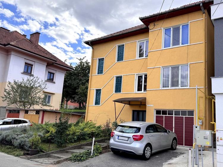 Casă cu 4 camere cu Teren 300 Mp în Central