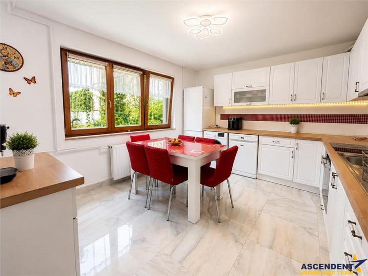 Casă cu 7 camere cu Teren 790 Mp în Central