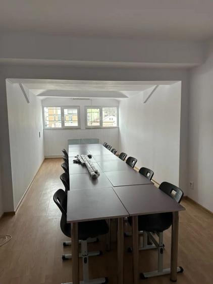 Casă cu 8 camere cu Teren 365 Mp în Tineretului