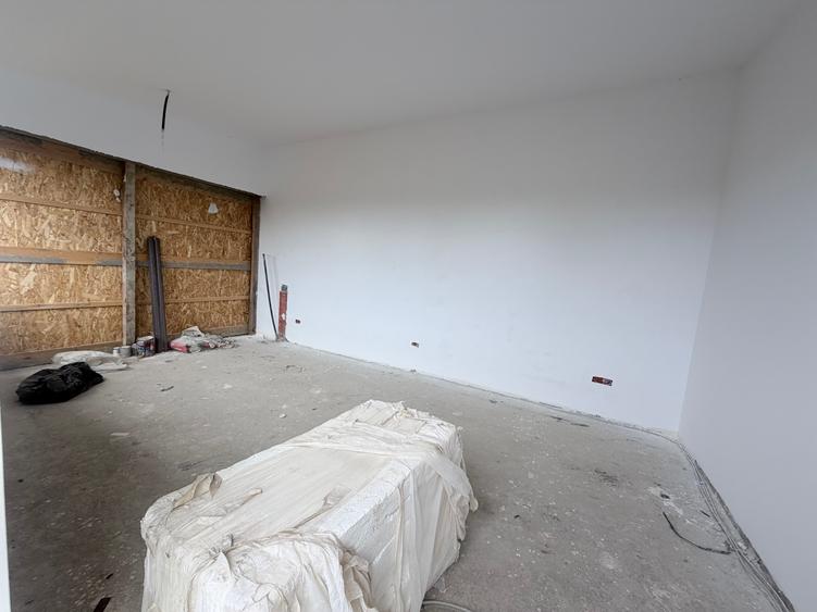 Casă individuală cu 5 camere cu Teren 492 Mp în Exterior Sud