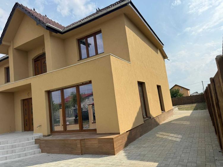 Casă cu 4 camere cu Teren 270 Mp în Central