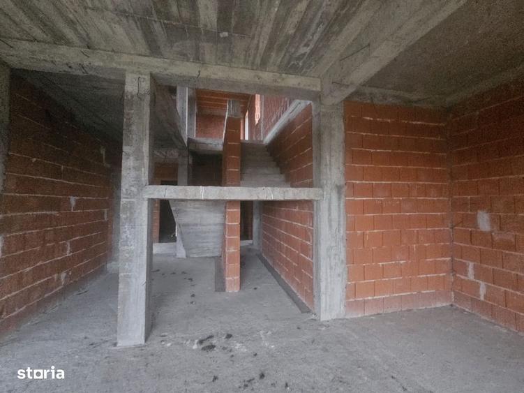 Casă cu 3 camere în Roșiori