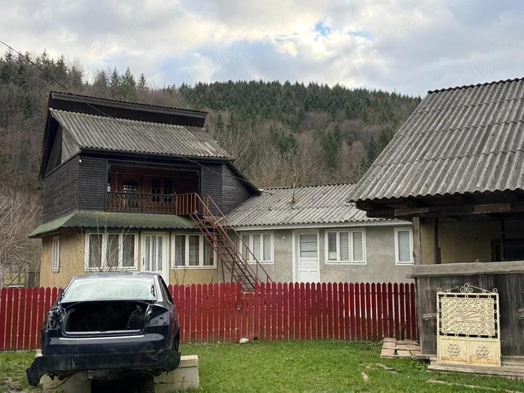 Casă cu 4 camere cu Teren 3100 Mp în Câmpuri