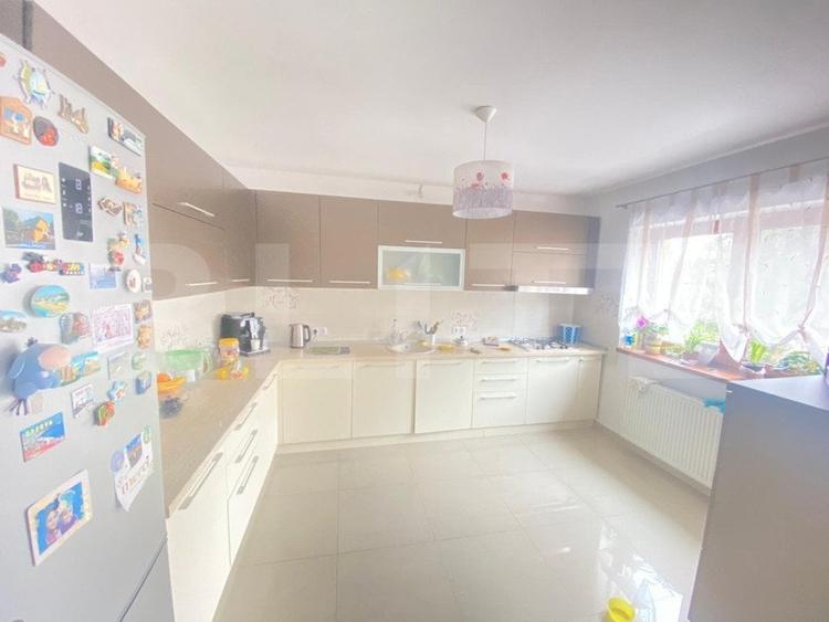 Casă individuală cu 12 camere cu Garaj în Florilor