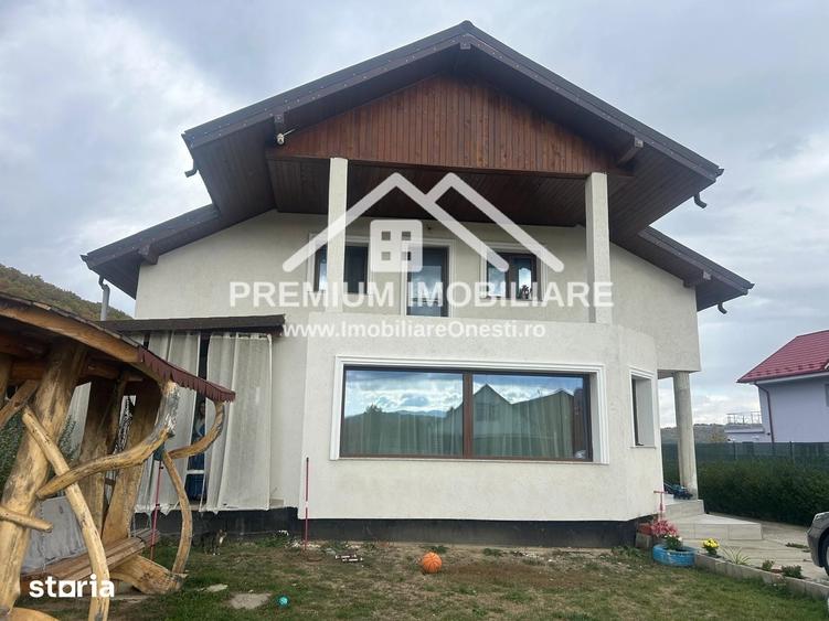 Casă cu 8 camere cu Teren 2680 Mp în Mănăstirea Cașin