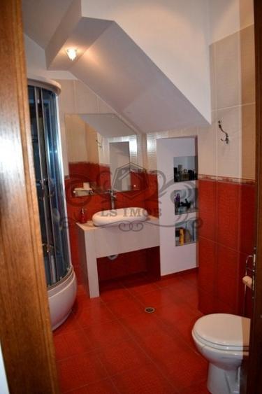 Casă individuală cu 9 camere cu Canalizare în Centrul Istoric