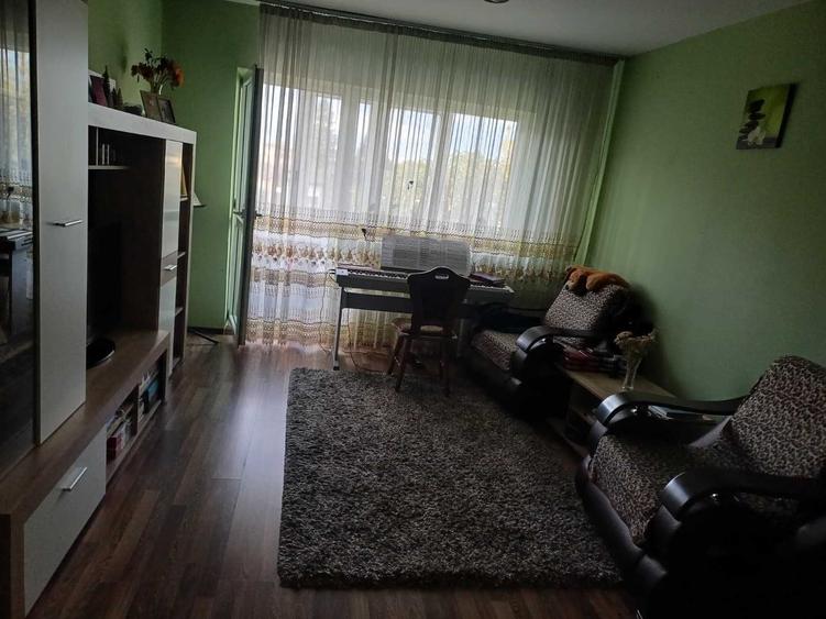 Apartament cu 3 camere semidecomandat în Drumul Găzarului