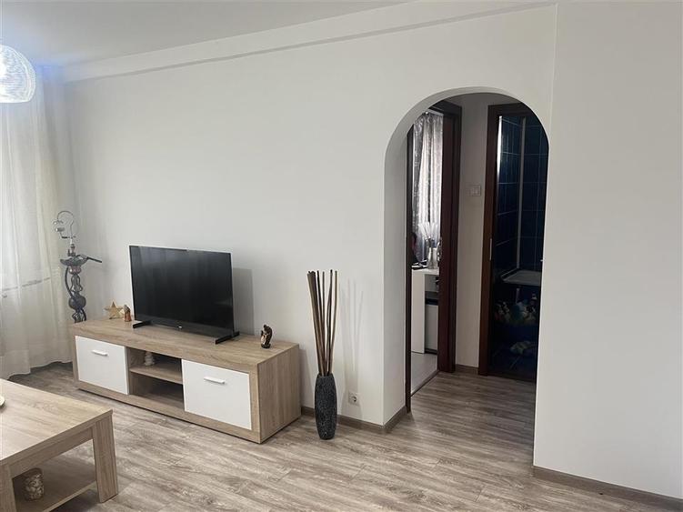Apartament cu 3 camere semidecomandat, mobilat în Tei