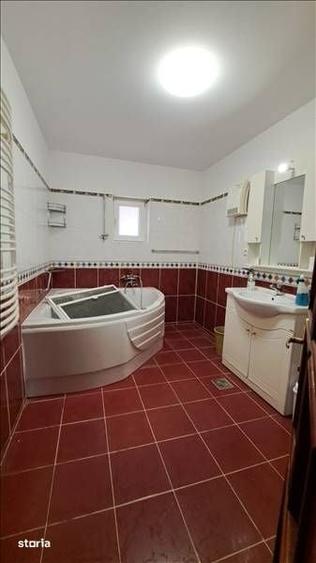 Casă cu 8 camere cu Teren 560 Mp în Central