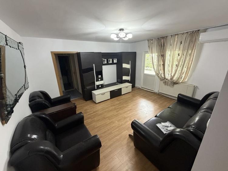 Apartament cu 3 camere semidecomandat în Posta
