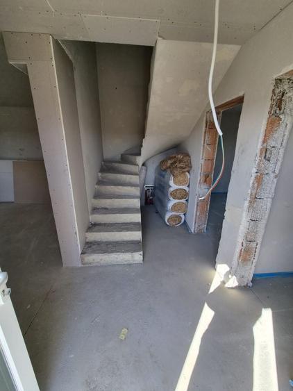 Duplex cu 4 camere cu Canalizare în Moșnița Nouă