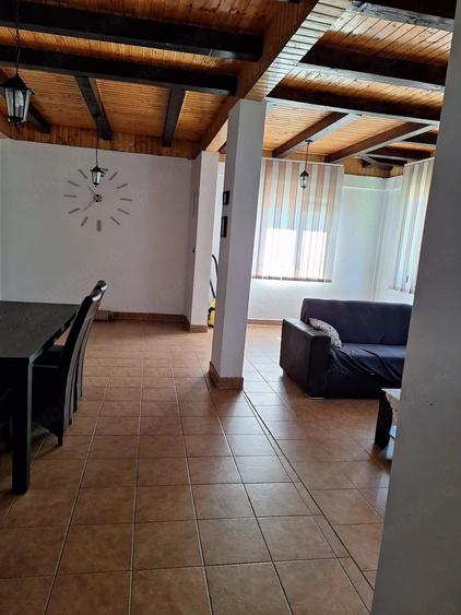 Casă cu 6 camere cu Teren 1600 Mp în Isvarna