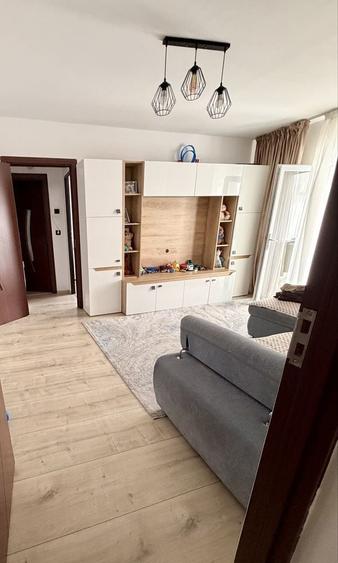 Apartament cu 3 camere semidecomandat în Craiovița Nouă