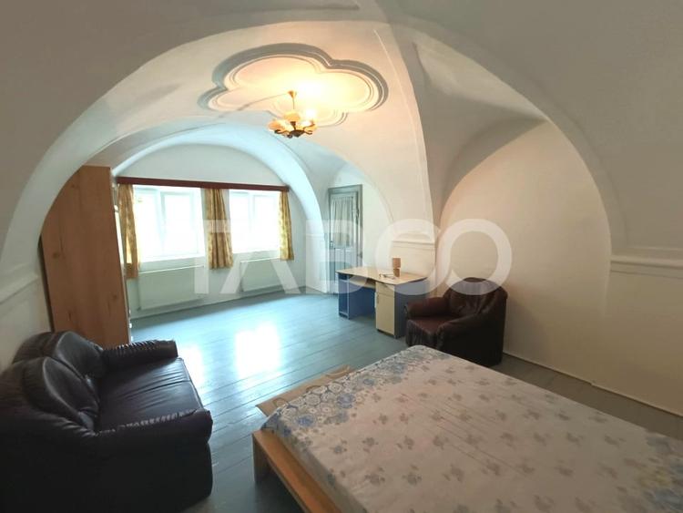 Apartament cu 3 camere semidecomandat, mobilat în Orașul de Jos