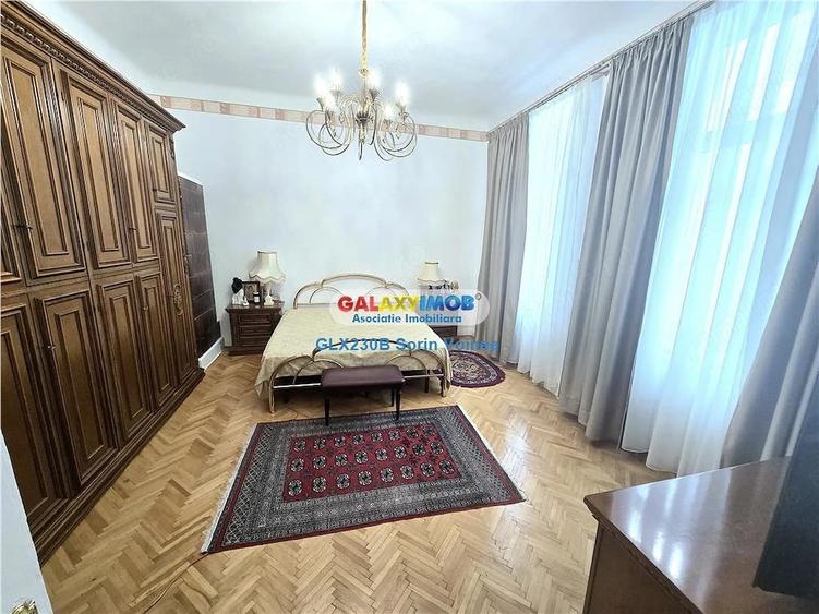 Apartament cu 4 camere semidecomandat în Unirii