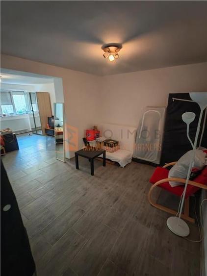 Apartament cu 4 camere semidecomandat în 1 Decembrie