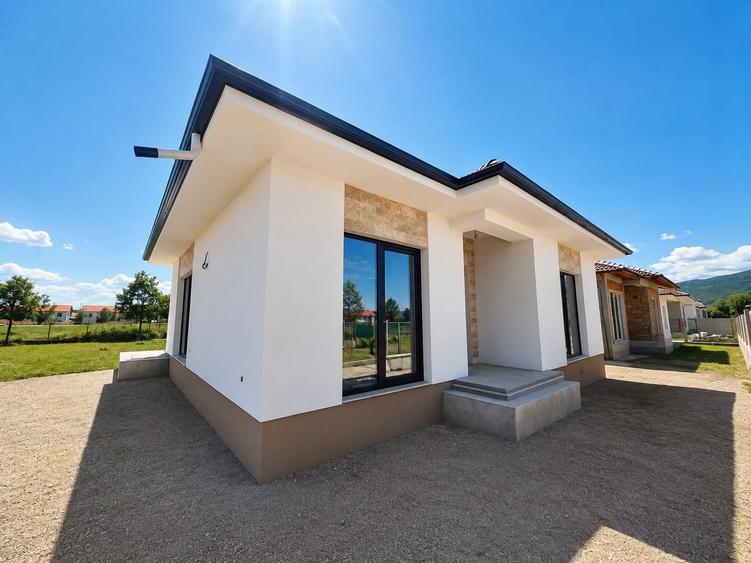 Casă individuală cu 4 camere cu Teren 399 Mp în Micești